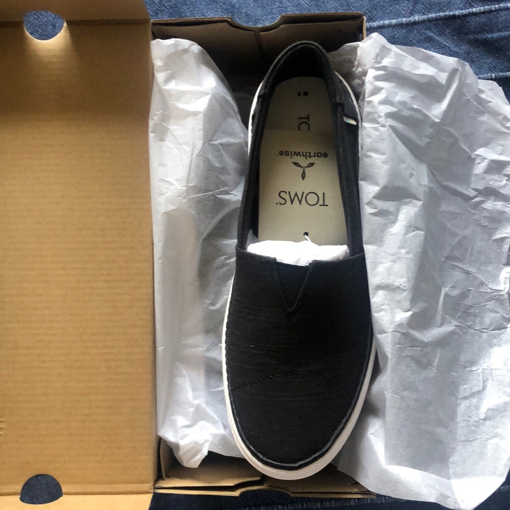 New size 6 Toms Women’s, Black Parker Slip-on